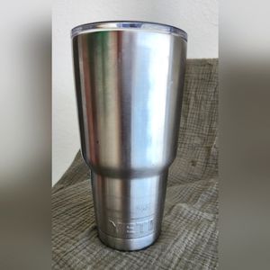 Yeti stainless steel 30 Oz tumbler
